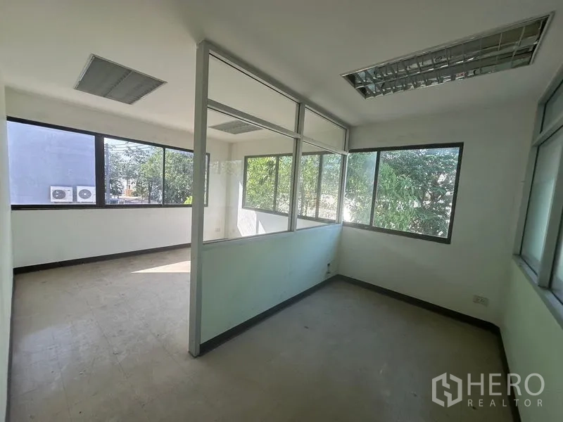 Warehouse for rent in Saphan Sung, Bangkok - Corner glass-partition office with tree views and natural light.