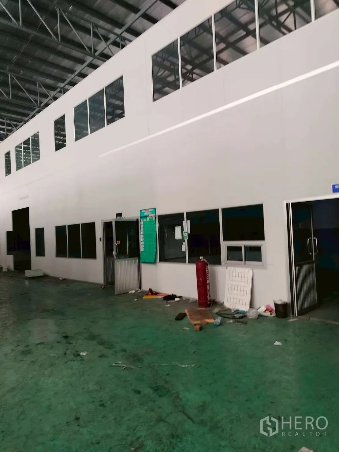 工厂 for sale in Bang Phli, Samut Prakan - 生产车间内含两层办公室，大窗户与绿色环氧地坪。
