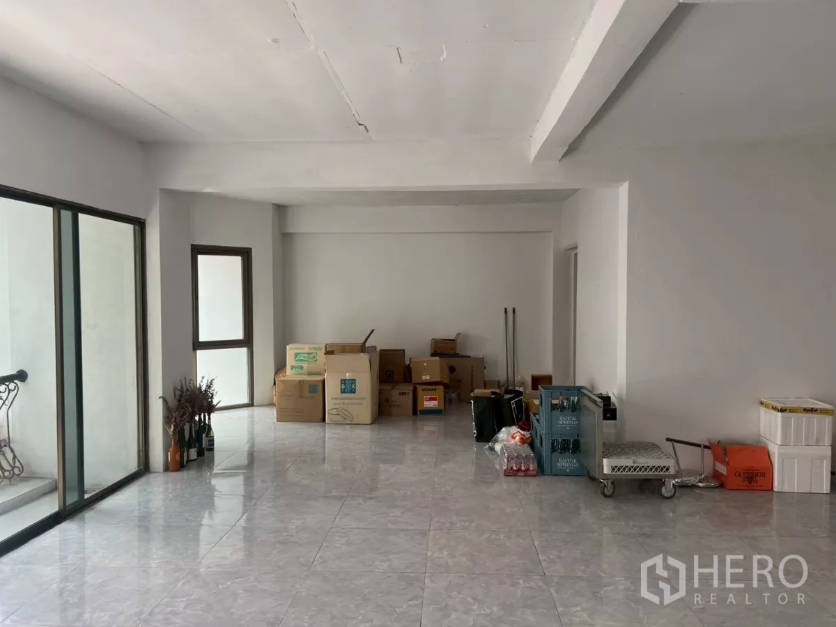Retail Space for rent in Pathum Wan, Bangkok - Area beside the balcony with sliding doors and assorted retail equipment and boxes.
