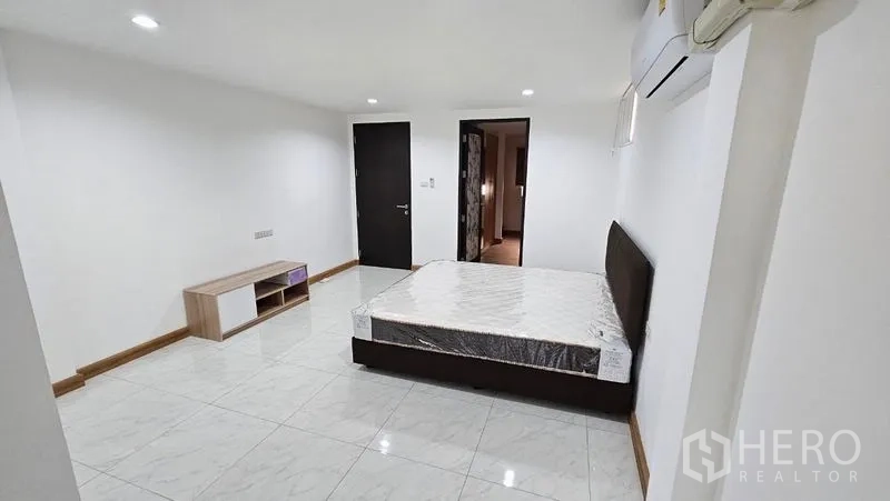 สำนักงานที่บ้าน ให้เช่าในBang Na, Bangkok - ห้องนอนกว้าง พื้นกระเบื้อง เตียงคู่ พร้อมเครื่องปรับอากาศ