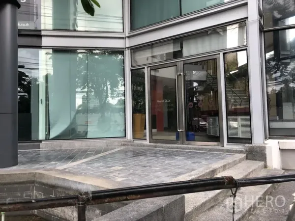 พื้นที่ขายปลีก ให้เช่าในWatthana, Bangkok - ระยะใกล้ของฟาซาดกระจกและประตูทางเข้าสู่พื้นที่ค้าปลีก