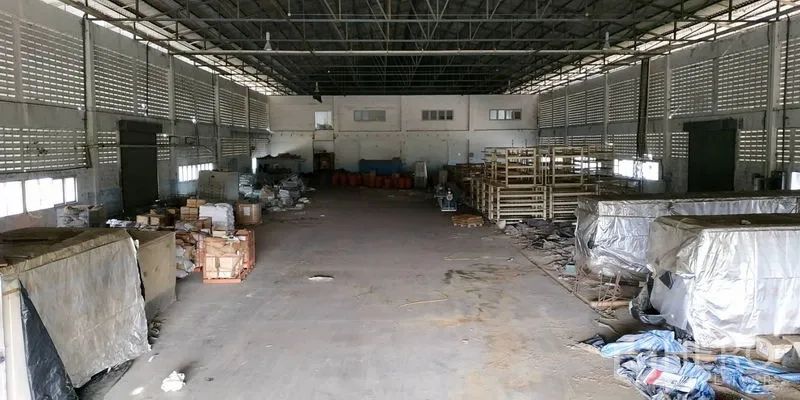 โรงงาน ให้เช่าในChachoengsao - ฮอลล์คลังสินค้าโล่ง ผนังบล็อกช่องลม มีชั้นวางของและพื้นคอนกรีต