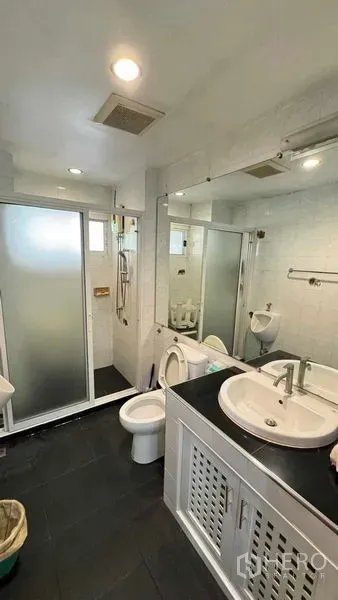 Detached House for sale in Mueang Pathum Thani, Pathum Thani - Modern bathroom featuring a glass-enclosed shower, white vanity and recessed lighting.