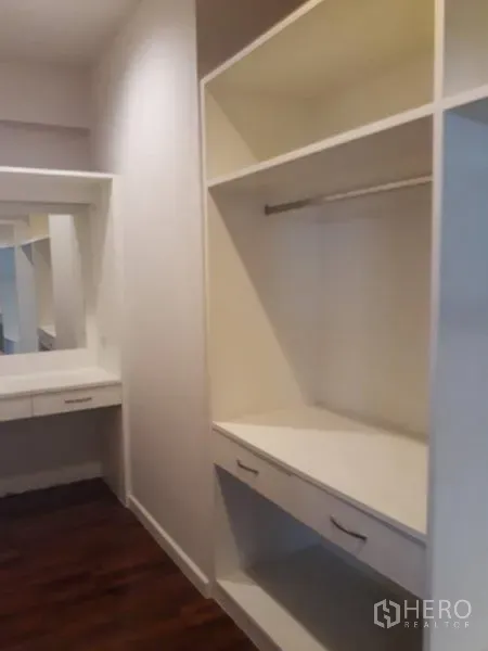Detached House for rent in Watthana, Bangkok - Dressing area with built-in wardrobes, open shelving and a large mirror