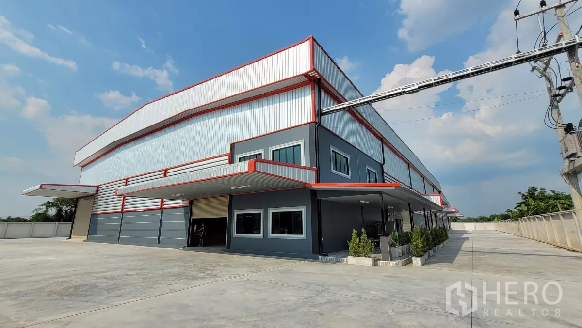 Factory for rent or sale in Phanat Nikhom, Chon Buri - Modern factory exterior with two-storey office and loading canopy.