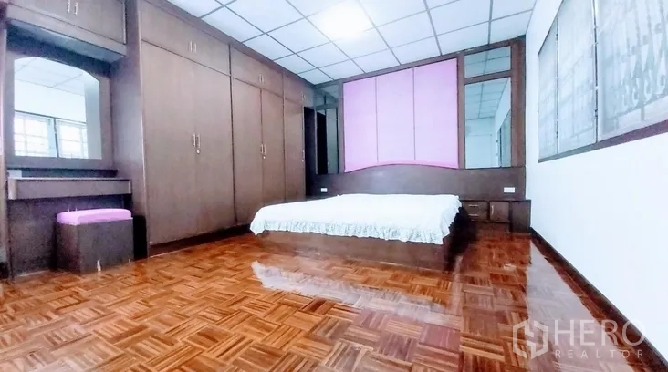Townhouse for sale - Master bedroom with full-wall built-in wardrobes and parquet flooring.
