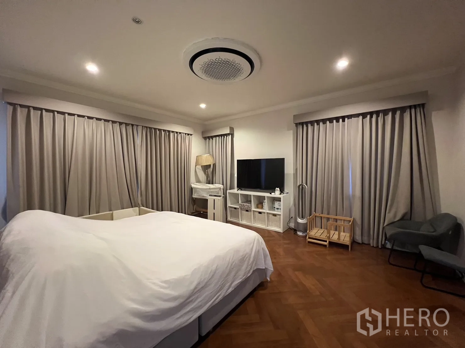 独立式住宅 出租在Suan Luang, Bangkok - 主卧另一视角，电视柜与休闲区。