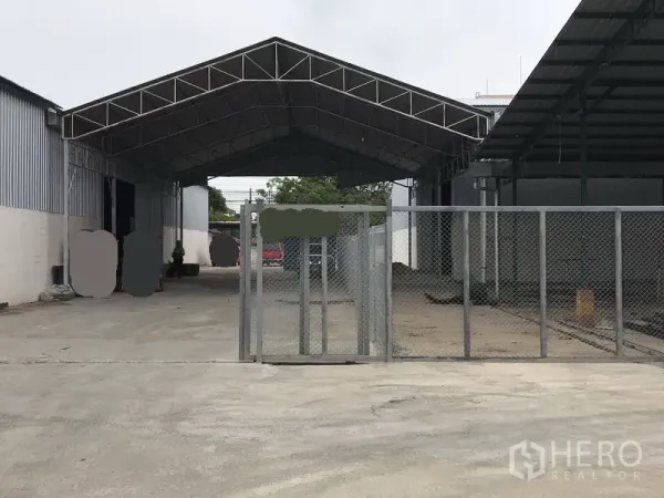 โรงงาน ให้เช่าในMin Buri, Bangkok - ทางเข้าโครงการอุตสาหกรรม พร้อมประตูรั้วและโรงจอดหลังคาเหล็ก