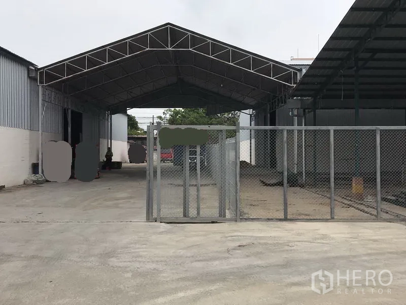 โรงงาน ให้เช่าในMin Buri, Bangkok - ทางเข้าโครงการอุตสาหกรรม พร้อมประตูรั้วและโรงจอดหลังคาเหล็ก