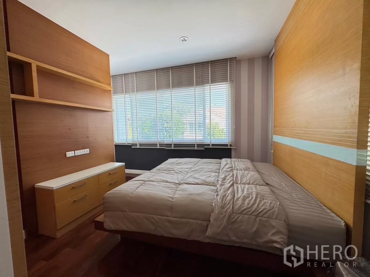 Detached House for rent or sale in Prawet, Bangkok - Cozy bedroom with wide window, built-in headboard and drawers.