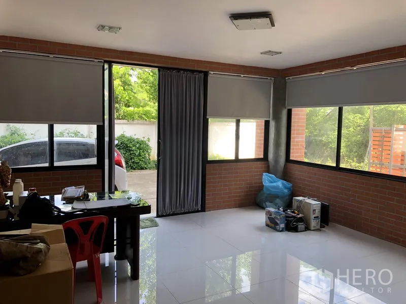 工厂 出租或出售在Lat Lum Kaeo, Pathum Thani - 干净卫浴，玻璃淋浴隔间与白色瓷砖。