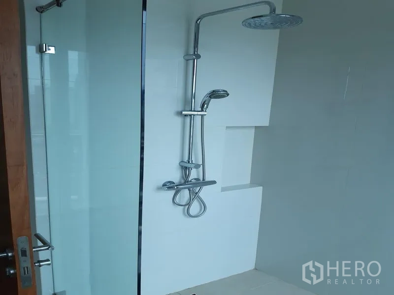 Condominium for rent or sale in Khlong Toei, Bangkok - Glass-enclosed shower featuring a rain showerhead and handheld sprayer.