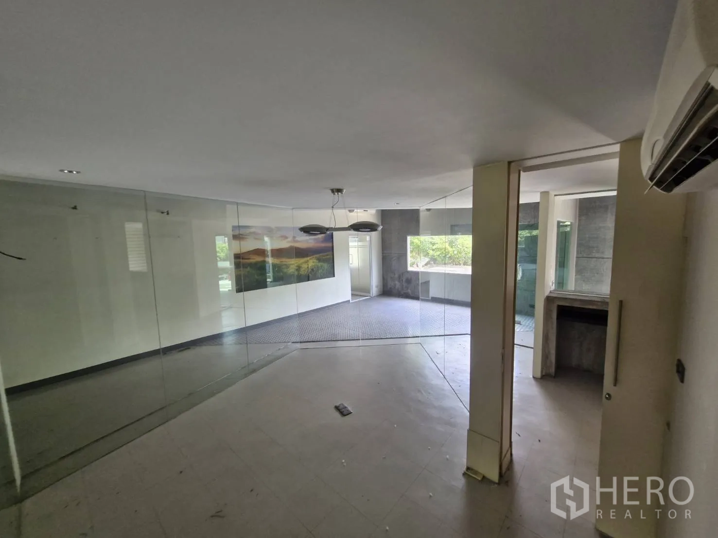 Warehouse for rent in Suan Luang, Bangkok - Glass-walled meeting room and office space with air-conditioning.