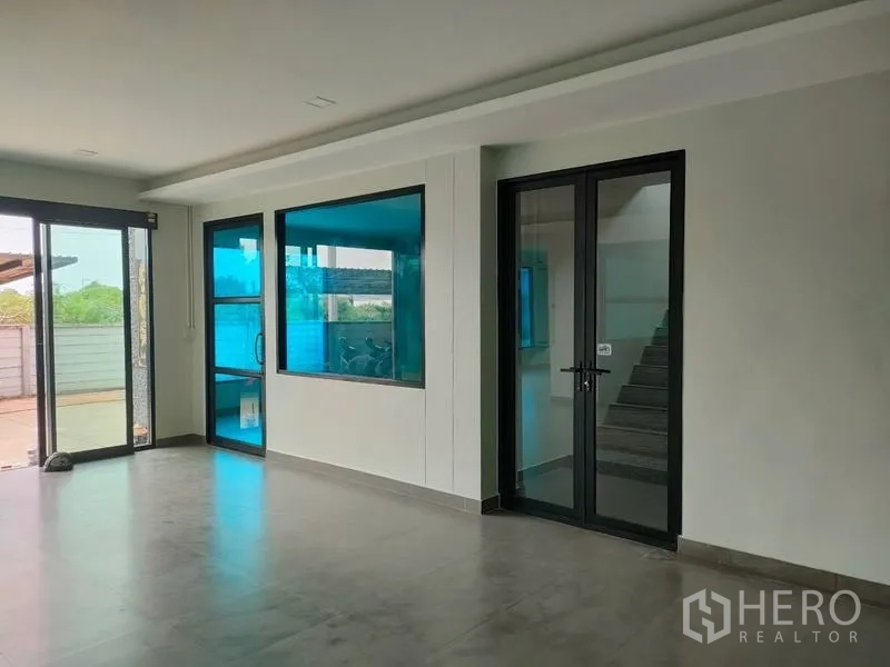 Factory for rent in Ban Phaeo, Samut Sakhon - Bright reception or office area with sliding glass doors opening to driveway.