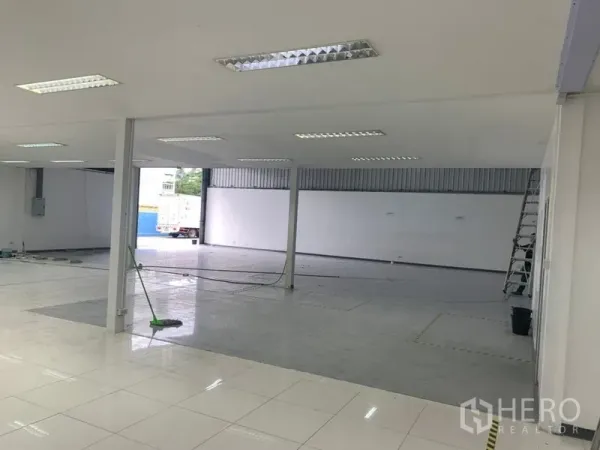 Warehouse for rent in Suan Luang, Bangkok - Covered workspace with mixed tile and epoxy floors, ample lighting