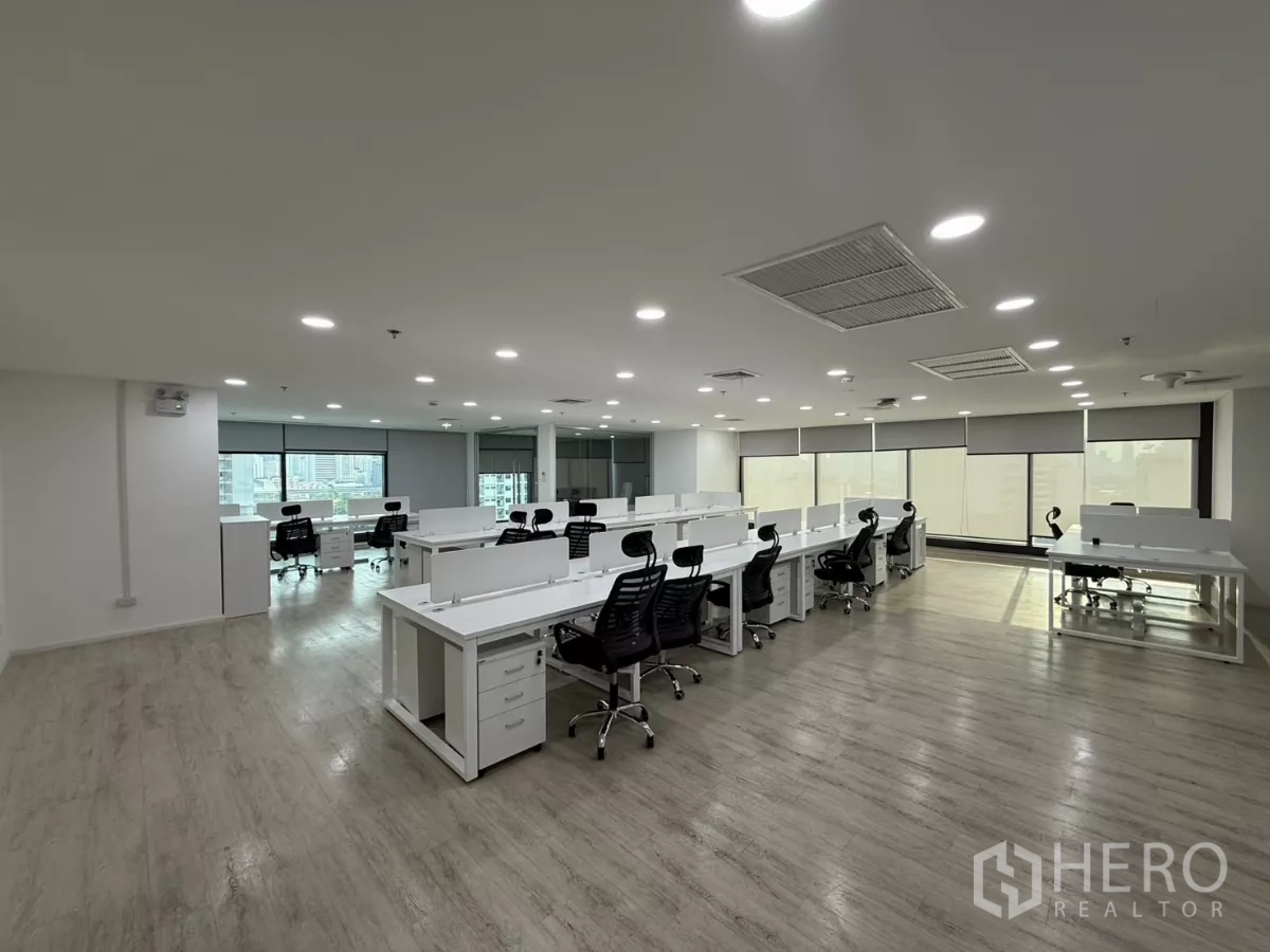 Office Space for rent in Din Daeng, Bangkok - Bright open‑plan office with multiple white workstations, ergonomic black chairs and wide windows with roller blinds.