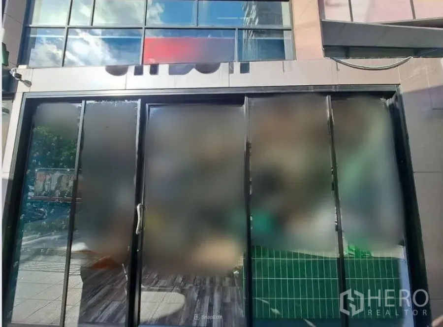 Retail Space for rent in Bang Rak, Bangkok - Alternate view of the glass façade and pedestrian walkway in front of the shop.