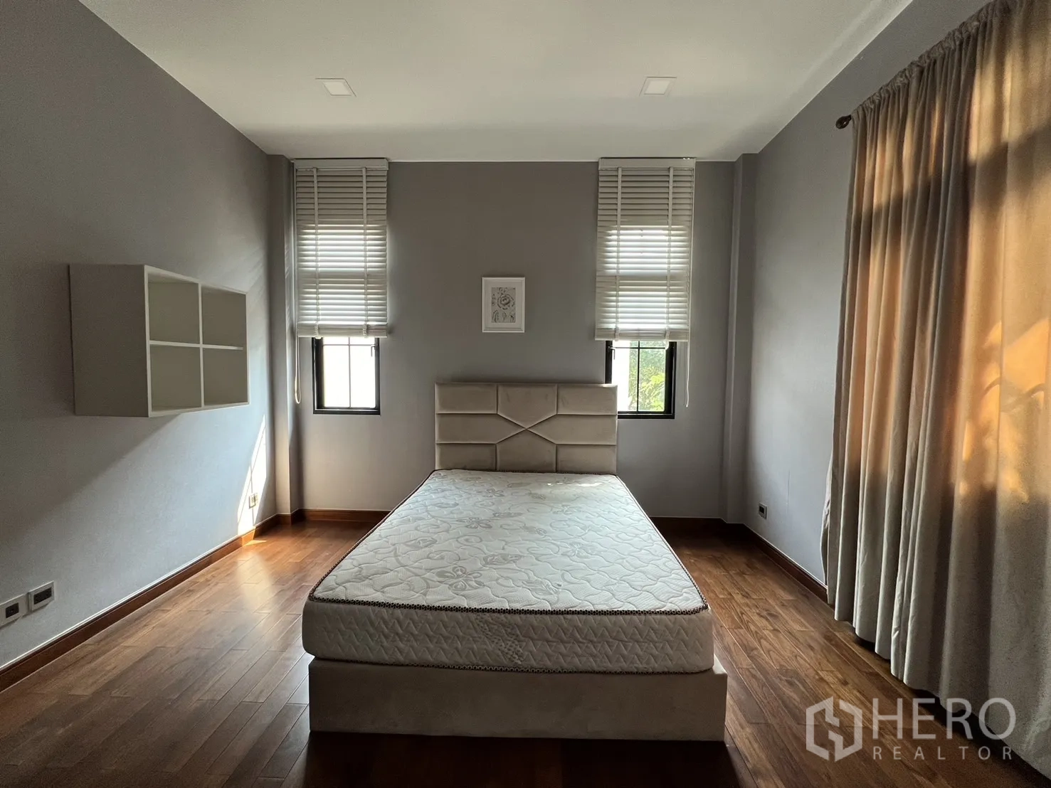 Detached House for rent or sale in Prawet, Bangkok - Small utility room with tiled floor, door and air-conditioner.