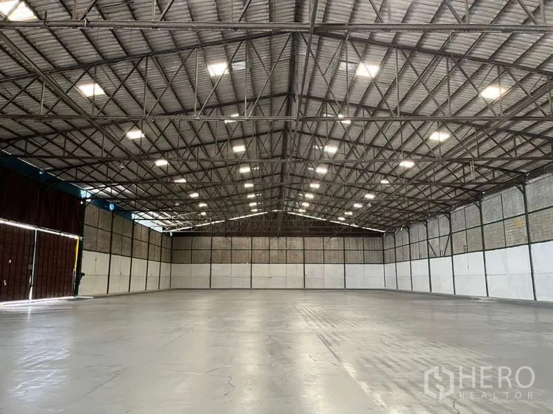 Factory for rent in Bang Pakong, Chachoengsao - Central view of the open factory floor with high clear height and wide-span roof trusses.