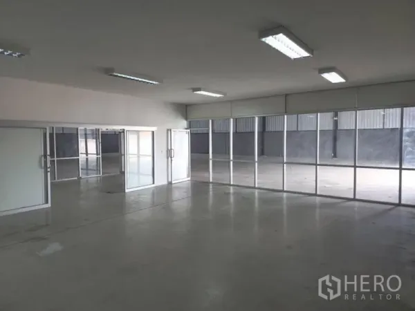 货栈 出租在Khlong Sam Wa, Bangkok - 仓库内的玻璃隔断办公室，推拉门与吸顶灯。