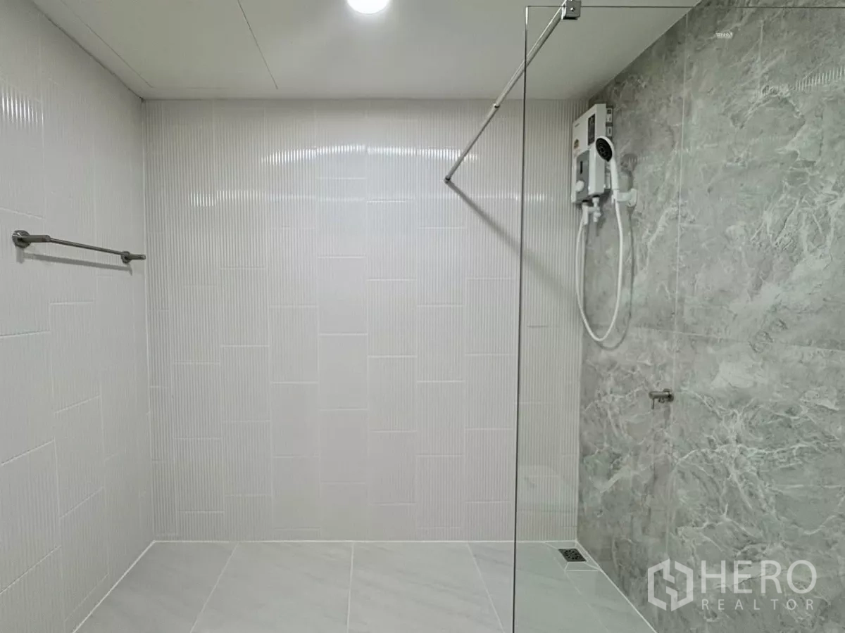 独立式住宅 出租在Huai Khwang, Bangkok - 现代浴室，玻璃干湿分离步入式淋浴与灰色砖