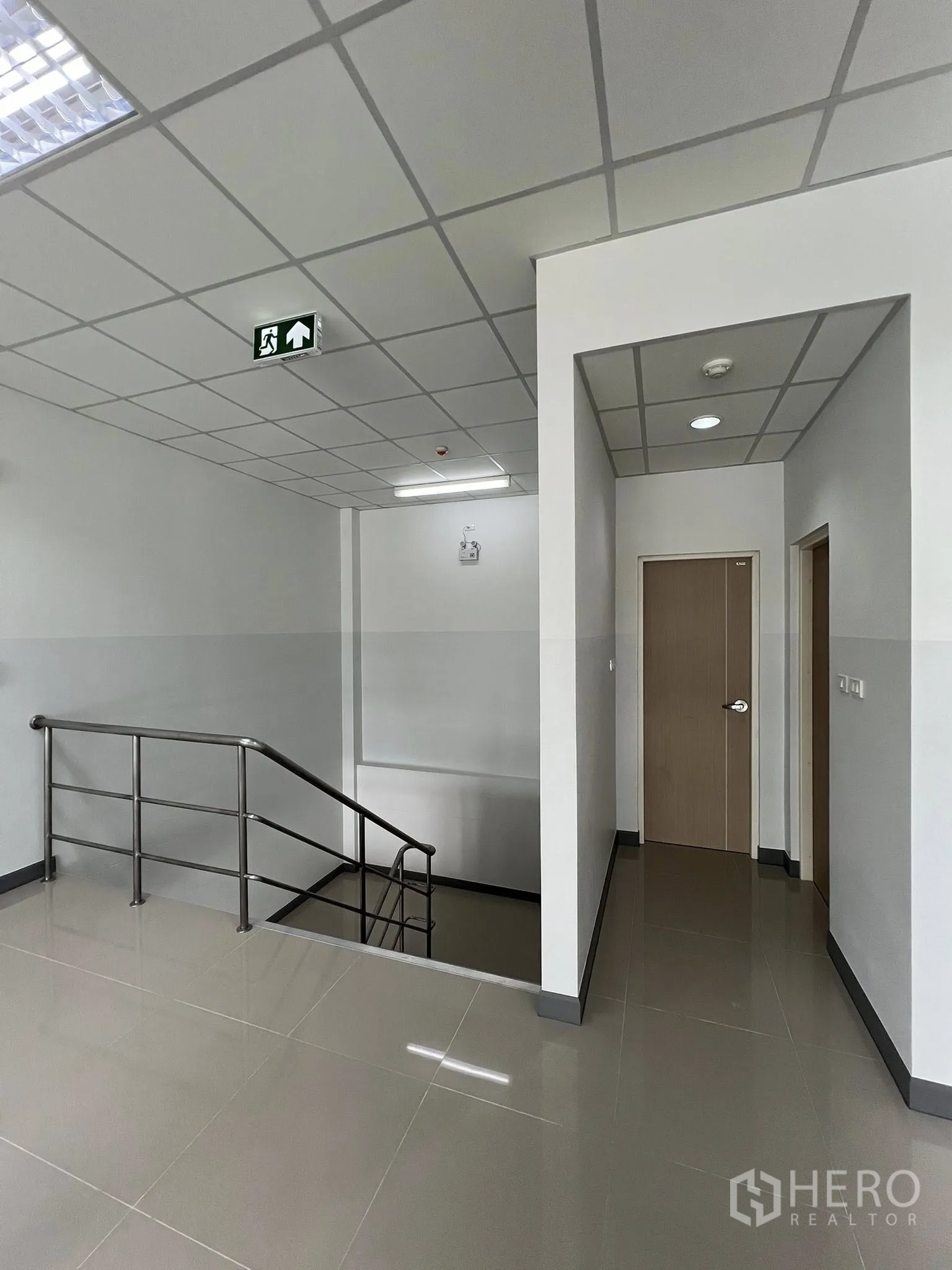 Warehouse for rent in Phra Pradaeng, Samut Prakan - High entrance area with roller shutter door and tall glazed panels.