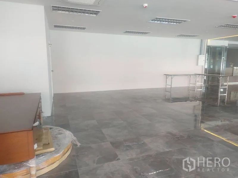 零售空间 出租 - 明亮零售区，大开间布局与玻璃隔断，适合二次装修。