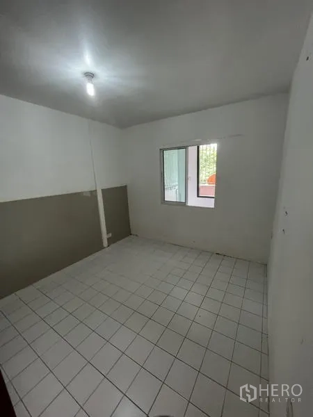 店屋 for rent in Khlong Toei, Bangkok - 简洁房间，白色地砖、小窗与顶灯。