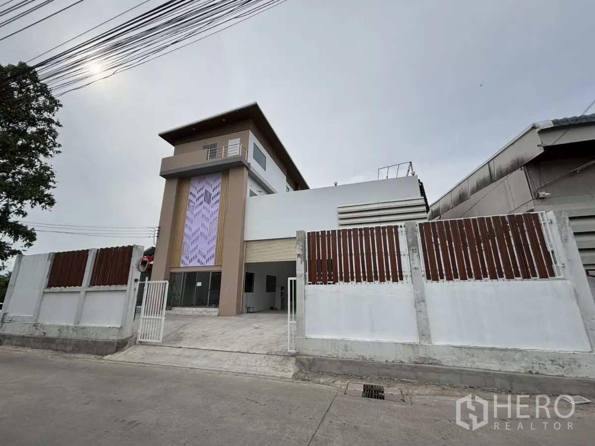 Warehouse for rent or sale in Wang Thonglang, Bangkok - Street-facing 3.5-storey warehouse and office with gated driveway in Wang Thonglang, Bangkok.
