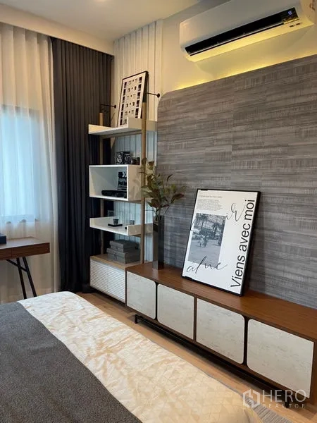 Detached House for sale in Bang Kapi, Bangkok - Compact bathroom with vanity, wide mirror and glass-enclosed shower.