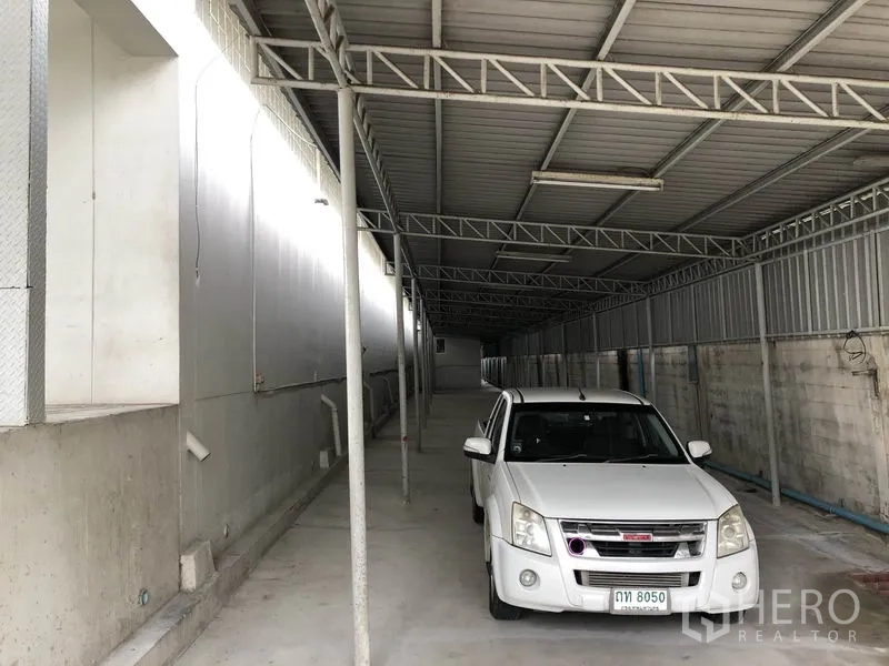 Factory for rent in Lat Krabang, Bangkok - Long covered loading and parking bay running along the side of the factory.
