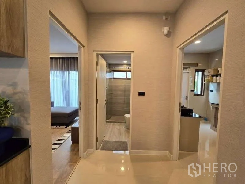 Detached House for rent in Bang Kapi, Bangkok - Ground-floor hallway connecting bathroom, bedroom and kitchen.