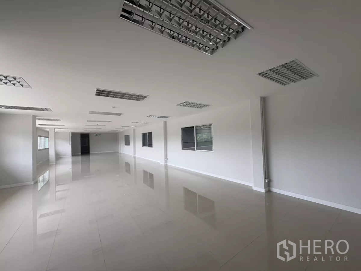 Factory for rent in Bang Phli, Samut Prakan - Open-plan mezzanine office with reflective tiled flooring.