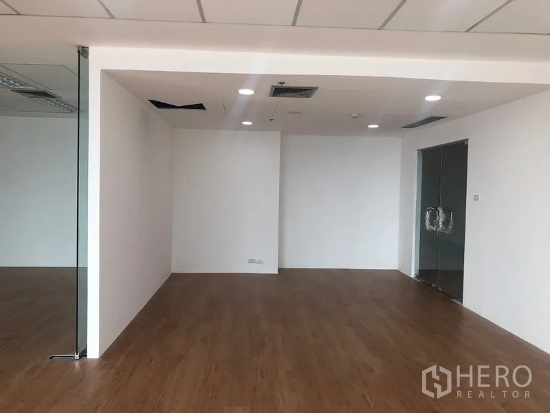 Office Space for rent in Din Daeng, Bangkok - Spacious entrance zone with white walls, wood flooring, and glass double-door access.