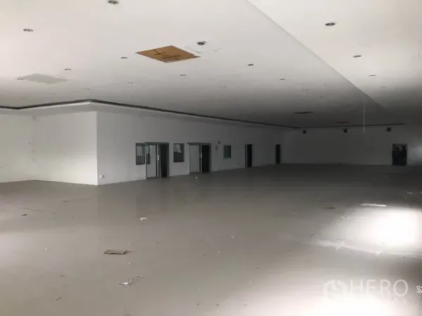 工厂 出租在Mueang Chon Buri, Chon Buri - 大型开放式生产空间，平整地面，天花嵌灯，靠墙分隔办公间