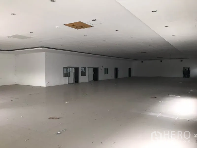 工厂 出租在Mueang Chon Buri, Chon Buri - 大型开放式生产空间，平整地面，天花嵌灯，靠墙分隔办公间
