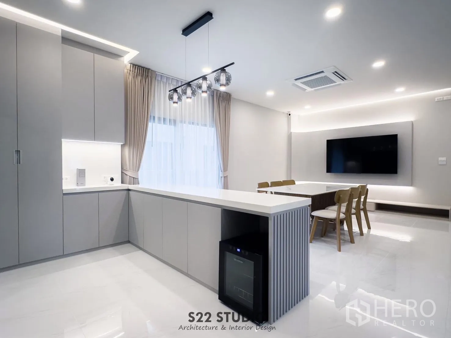 Detached House for rent in Bang Phli, Samut Prakan - Open-plan kitchen with island, built-in cabinets, ceiling cassette air-con and wine cooler.