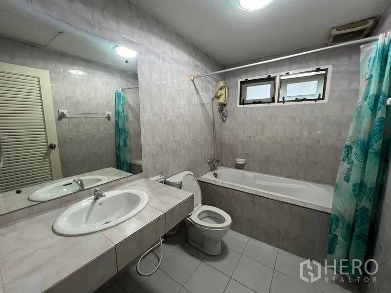 Detached House for rent in Bang Na, Bangkok - Bathroom with bathtub, shower and large mirror
