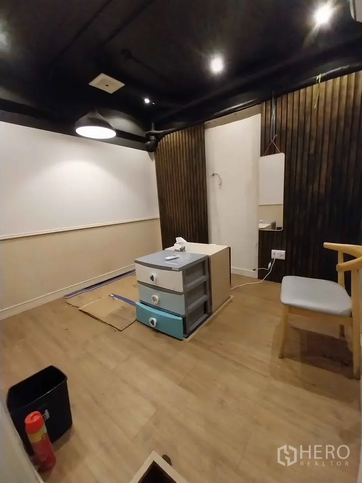 店屋 出租或出售在Watthana, Bangkok - 小型工作室房，吊灯与木质墙板。