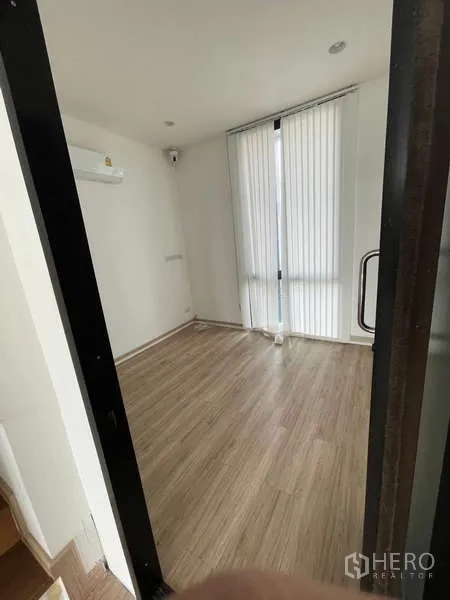 带办公室的家 出租或出售在Wang Thonglang, Bangkok - 小型会议室，玻璃门与竖百叶