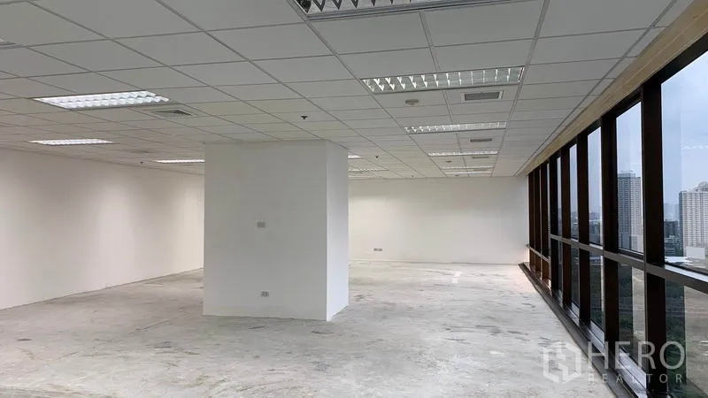Office Space for rent in Ratchathewi, Bangkok - Spacious office interior with grid ceiling lights and wall-to-wall windows.