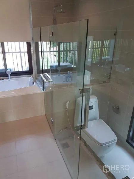 Detached House for rent in Prawet, Bangkok - Bathroom with glass-enclosed shower, bathtub and toilet