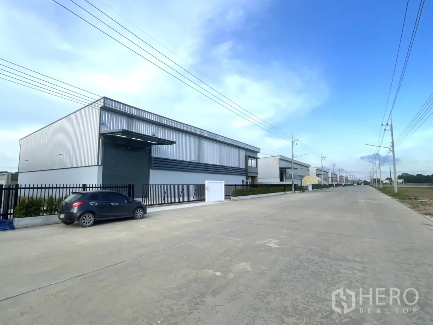 Factory for rent or sale in Bang Yai, Nonthaburi - Wide 16 m concrete road through a new industrial estate with utilities.