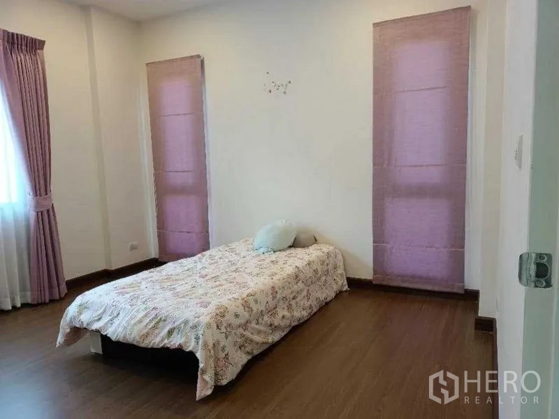 独立式住宅 出租在Mueang Nonthaburi, Nonthaburi - 温馨卧室，单人床与粉色窗帘。