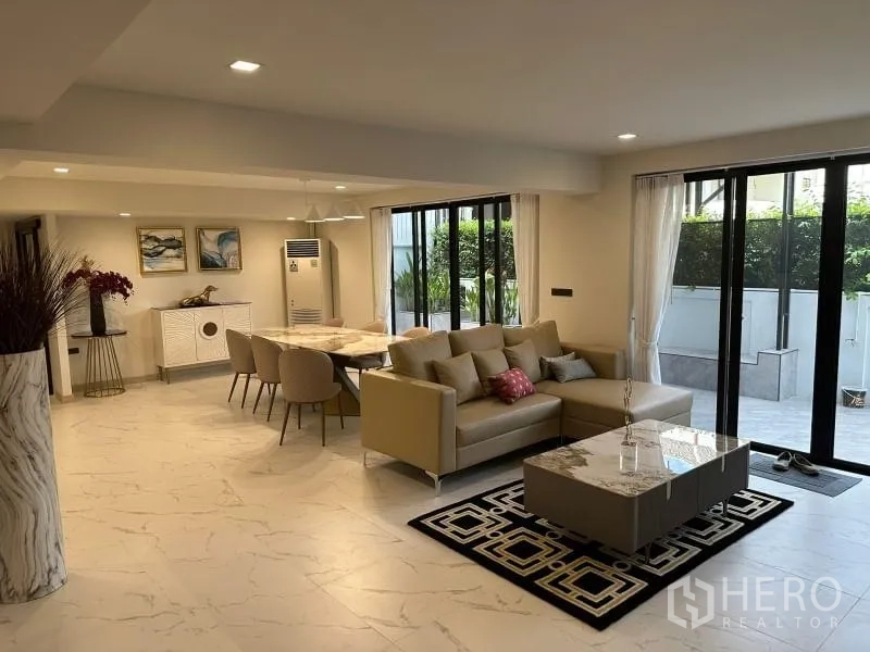 独立式住宅 出租在Suan Luang, Bangkok - 开放式客餐厅，大理石地面并直通花园。