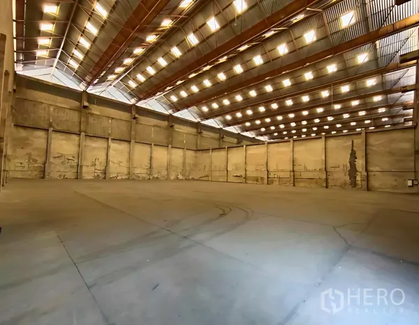 Factory for rent in Samut Prakan - Spacious factory hall with high clear height, skylights, and polished concrete floor in Samut Prakan.