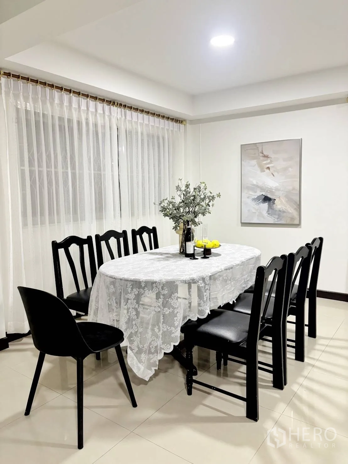 Detached House for rent in Huai Khwang, Bangkok - Bright dining room with an oval table seating eight beside large windows.
