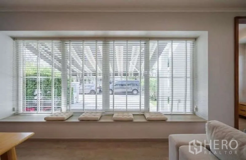 Detached House for rent in Prawet, Bangkok - Bay window seating with cushions and blinds overlooking the carport.
