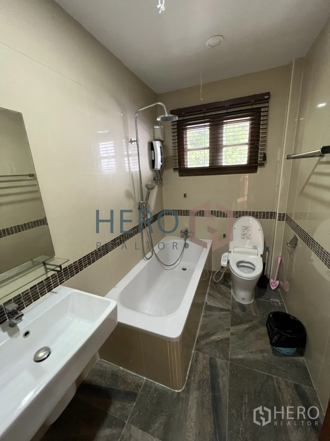 Detached House for rent in Watthana, Bangkok - Modern bathroom with bathtub, shower and vanity.