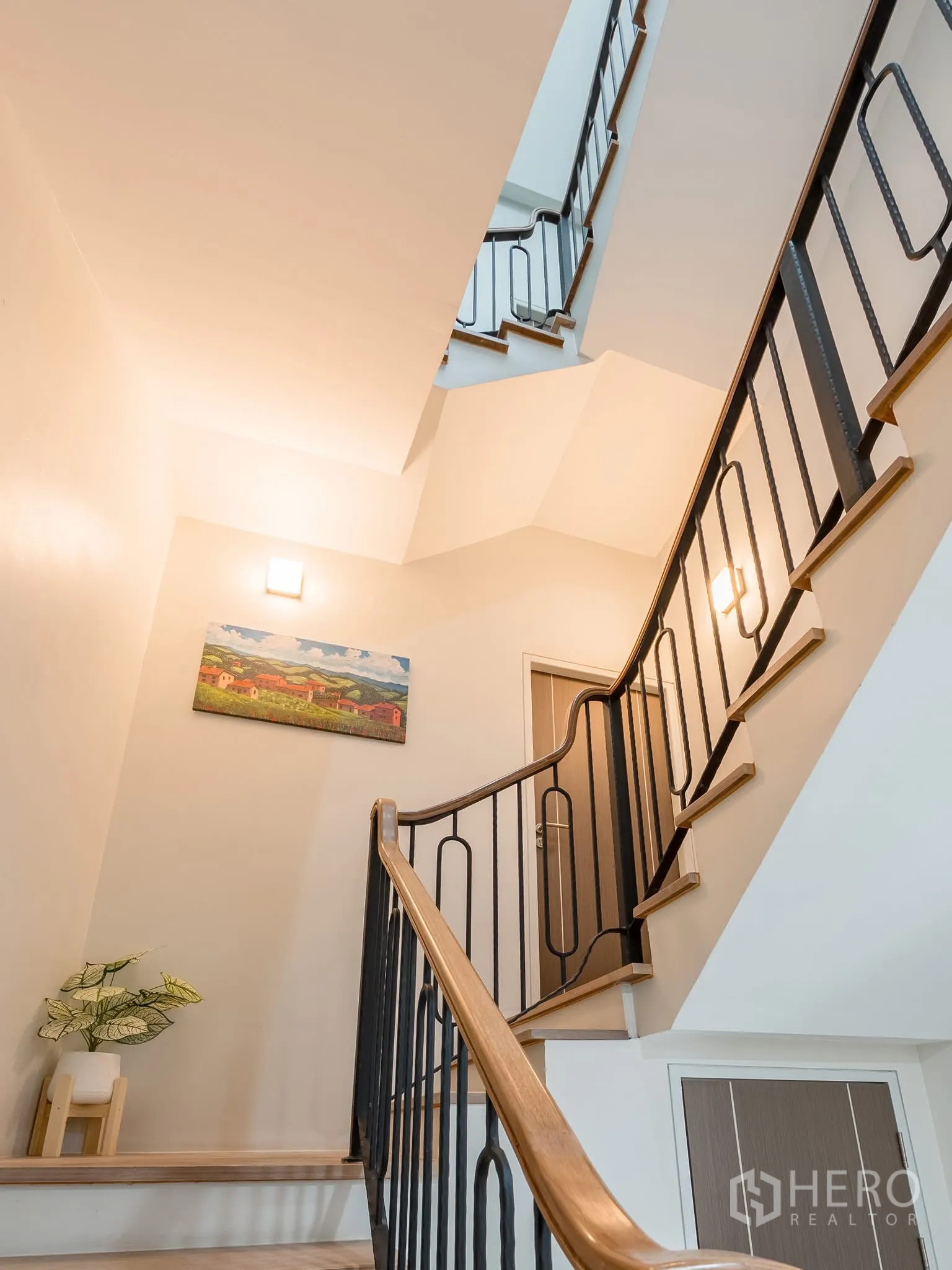 โฮมออฟฟิศ for rent in Khlong Toei, Bangkok - บันไดราวเหล็กสีดำมือจับไม้ ตกแต่งภาพแขวนผนัง